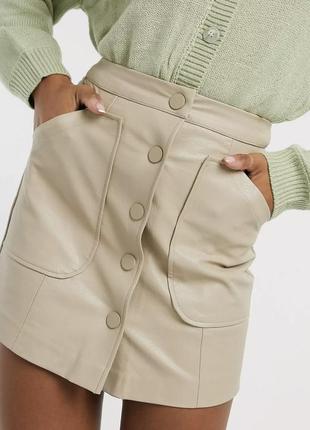 Белая бежевая кожаная мини юбка с пуговицами спереди кожзам юбка карманами спереди эко stradivarius1 фото