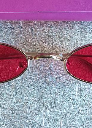 Очки имиджевые солнцезащитные овальные унисекс в стиле ретро красные в золотистой оправе4 фото