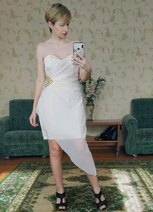 Коктельное вечернее платье украшено камушками