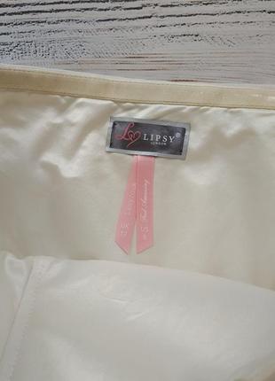 Коктельное вечернее платье украшено камушками