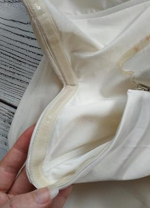 Коктельное вечернее платье украшено камушками