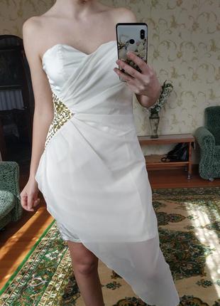 Коктельное вечернее платье украшено камушками