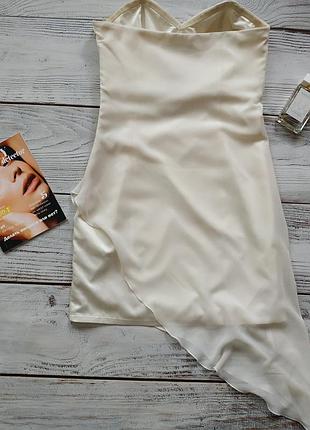 Коктельное вечернее платье украшено камушками