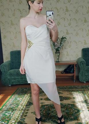 Коктельное вечернее платье украшено камушками