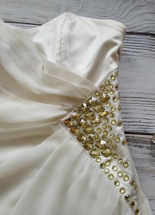 Коктельное вечернее платье украшено камушками