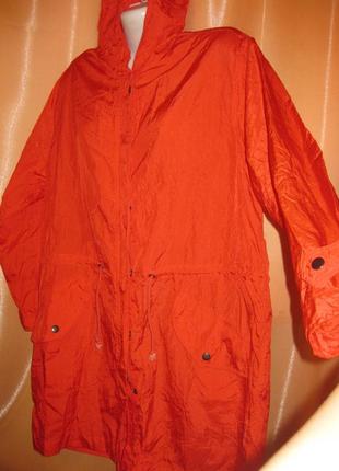 Червона легка куртка вітровка приталена плащ дощовик з капюшоном belmonte км1586 з карманами4 фото