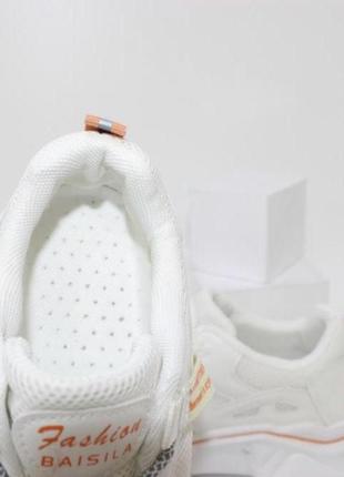 Белые кроссовки с текстильными вставками7 фото