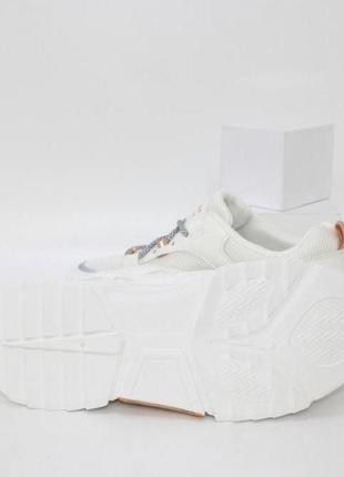 Белые кроссовки с текстильными вставками8 фото