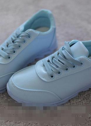 Женские кроссовки