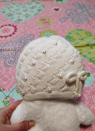 Белая, красочная шапка для девочки 5-6 лет