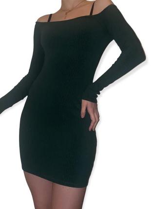 Стильное платье в обтяжку зеленого цвета (со спущенными рукавами)