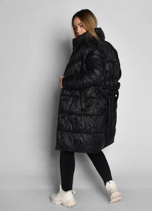 Легка жіноча куртка подовжена демісезонна з поясом прямого крою екопух колір чорний4 фото