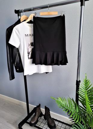 Трикотажна спідниця з воланом