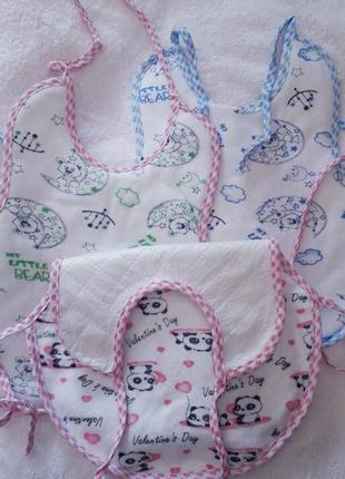 Слюнявчик махровый большой на завязках  с клеёнкой изнутри.