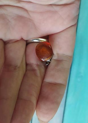 Пін брошка вінтажна з бурштином