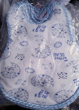 Слюнявчик махровый маленький на завязках  с клеёнкой изнутри.