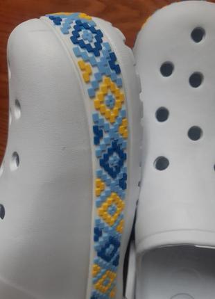 Кроксы женские/ подростковые белые с желто-голубым орнаментом, dago (даго),36 - 41 размер.2 фото