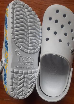 Кроксы женские/ подростковые белые с желто-голубым орнаментом, dago (даго),36 - 41 размер.3 фото