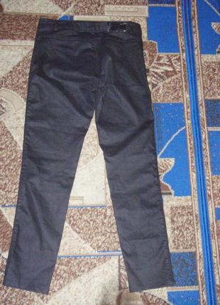 Актуальные чёрные джинсы с отливом под кожу .2 фото