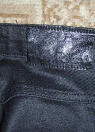 Актуальные чёрные джинсы с отливом под кожу .3 фото