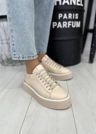 Бежевые кеды с тиснением под рептилию