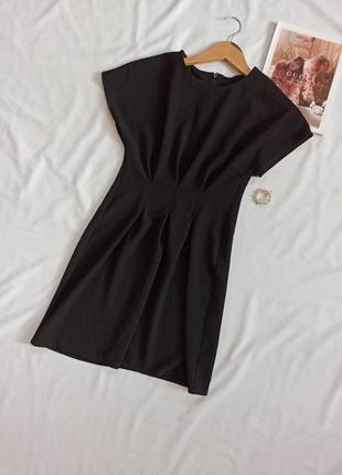 Чёрное платье со сборкой на талии4 фото