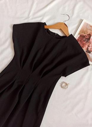 Чёрное платье со сборкой на талии5 фото