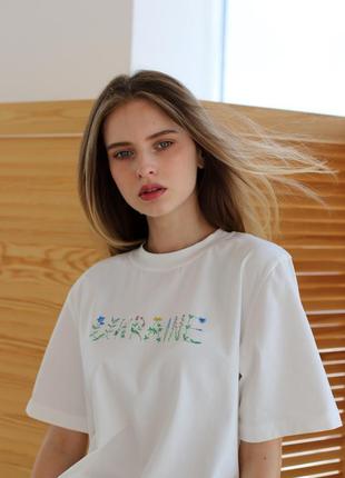 Футболка ukraine у молочному кольорі.