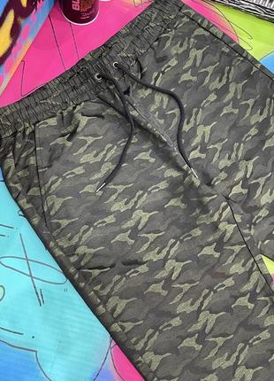 Брючні штани на утяжках камуфляжний принт хамелеон asos camo paints3 фото