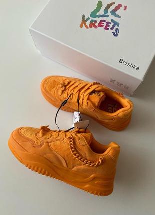 Яскраво помаранчеві утеплені кросівки bershka 37 розмір