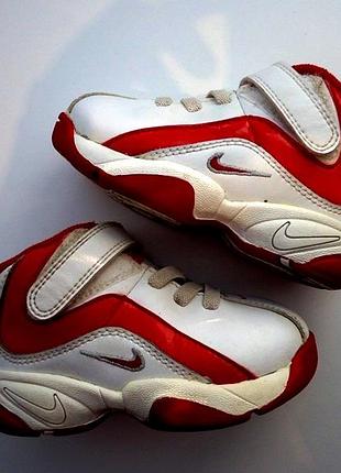 Кожаные кроссовки nike оригинал! размер 21, стелька 12 см