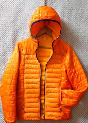 Яркий мужской пуховик quechua