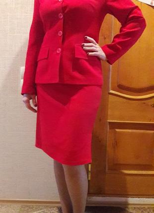 Червоний костюм