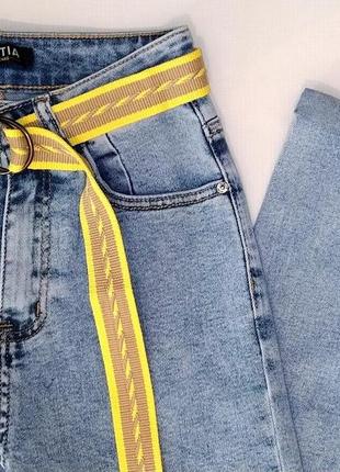 Голубые демисезонные джинсы мом с ремнем2 фото