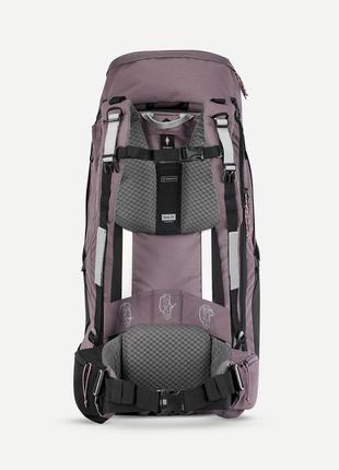 Женский туристический рюкзак для трекинга forclaz travel (60л + 6л) 70x35x30 см с дождевиком фиолетовый9 фото