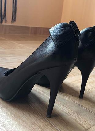 Шкіряні туфлі шпилька