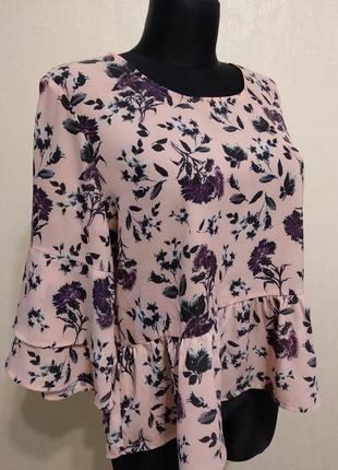 Нежная блузка свободного кроя  с воланами пудрового цвета в цветочный принт
