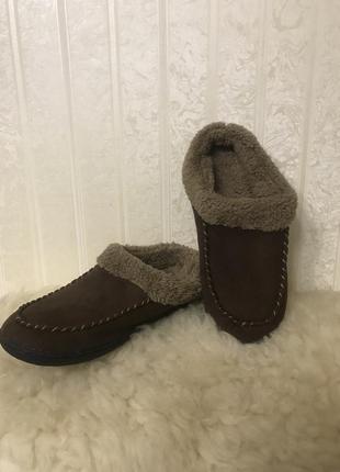 Мягкие мужские меховые тапочки.