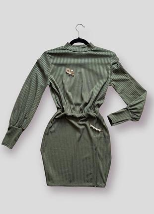 Зеленое платье с разрезом в рубчик