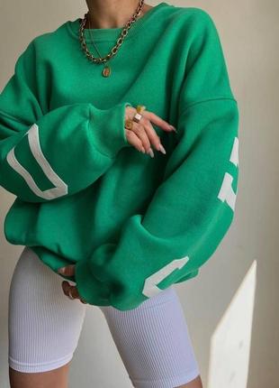 Оверсайз свитшот женский зеленый однотонный с принтом на спине и рукавах качественный стильный трендовый