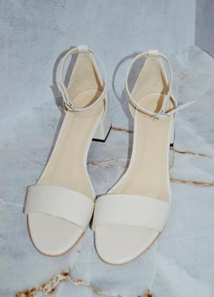 Босоножки на устойчивом каблуке