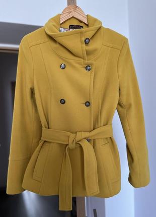 Укорочене пальто-піджак жовтого кольору