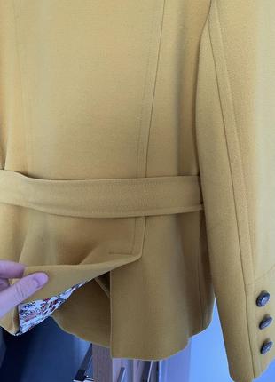 Укороченное пальто-пиджак желтого цвета6 фото