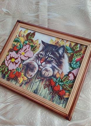 Картина вышита бисером котик в цветах