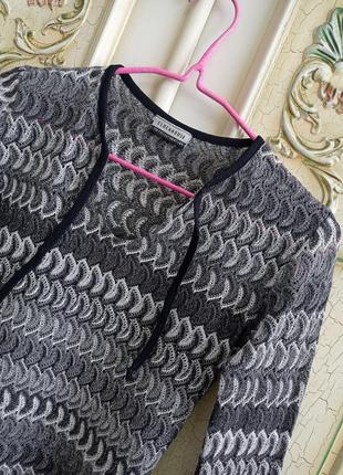 Чудова фірмова кофтинка