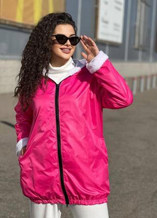 Стильная яркая демисезонная куртка на эко-мехе