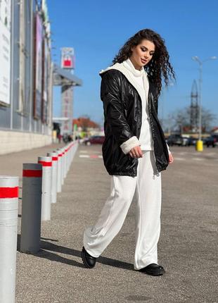 Стильная демисезонная куртка на эко-мехе