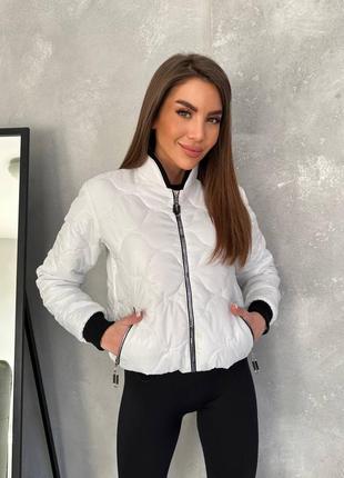 Стильна стьобана демісезона куртка
