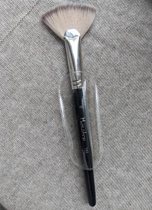 Пензлик для нанесення макіяжу віялова maestro