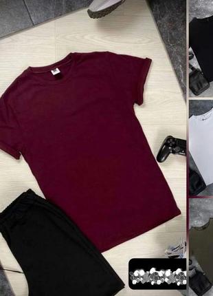 Чоловічій однотонний комплект, футболка і шорти.